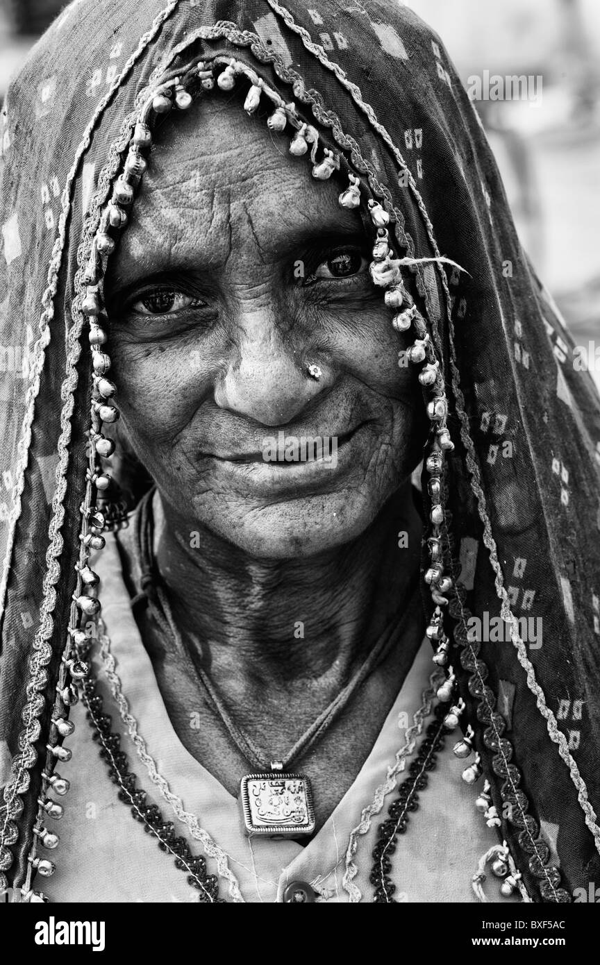 Gadia Lohar. Nomadische Rajasthan ältere Frau. Indiens wandernde Schmiede. Indien. Schwarz und Weiß Stockfoto