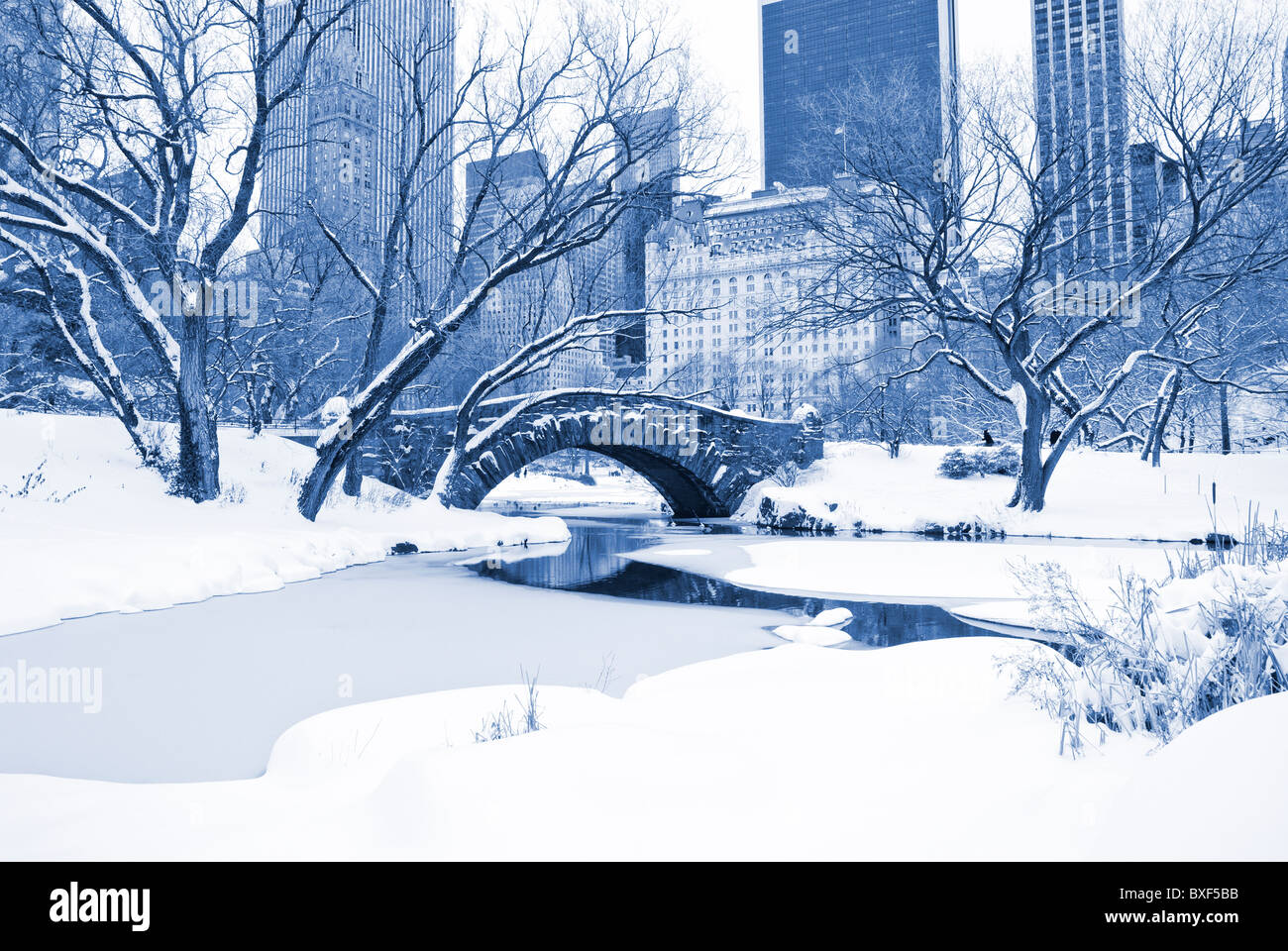 Central Park in New York City, Winter, Plaza Hotel und Gapstow Brücke. Stockfoto