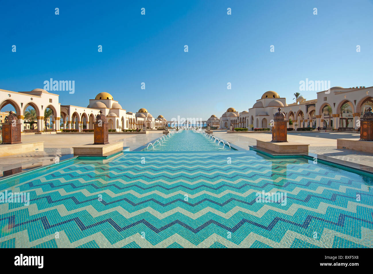 Große Wasser-Funktion in einem tropischen Resort-piazza Stockfoto