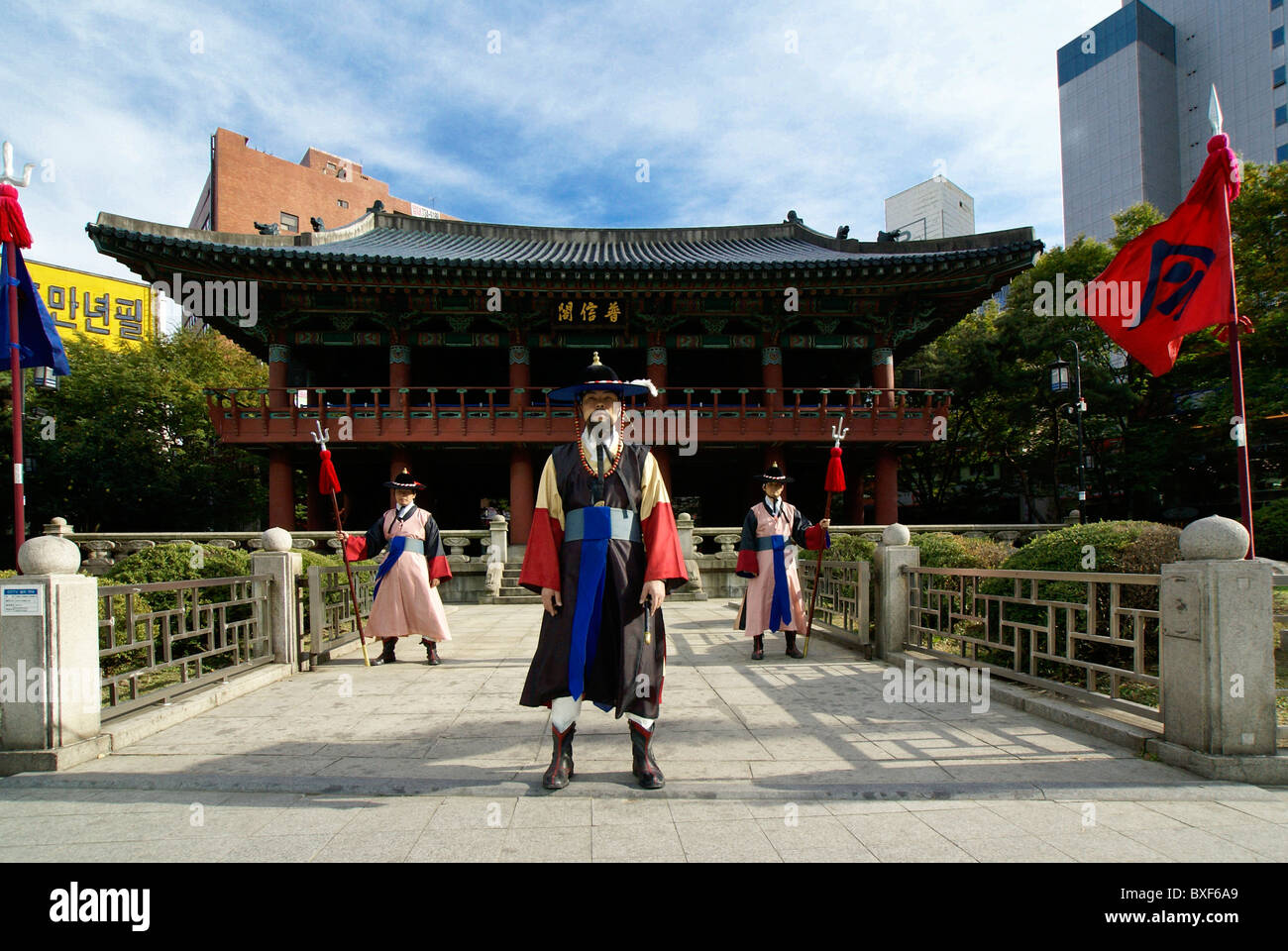 Bosingak Bell Pavillon mit kostümierten wachen, Seoul, Südkorea Stockfoto