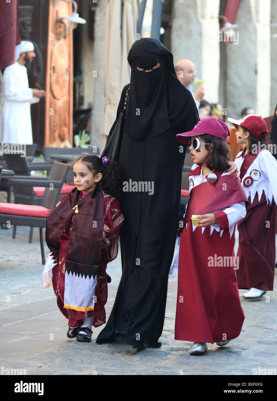 Eine Qatari Familie Bummeln im Souq Waqif am Nationalfeiertag, 18. Dezember 2010. Editorial nur, keine Freigabe. Stockfoto