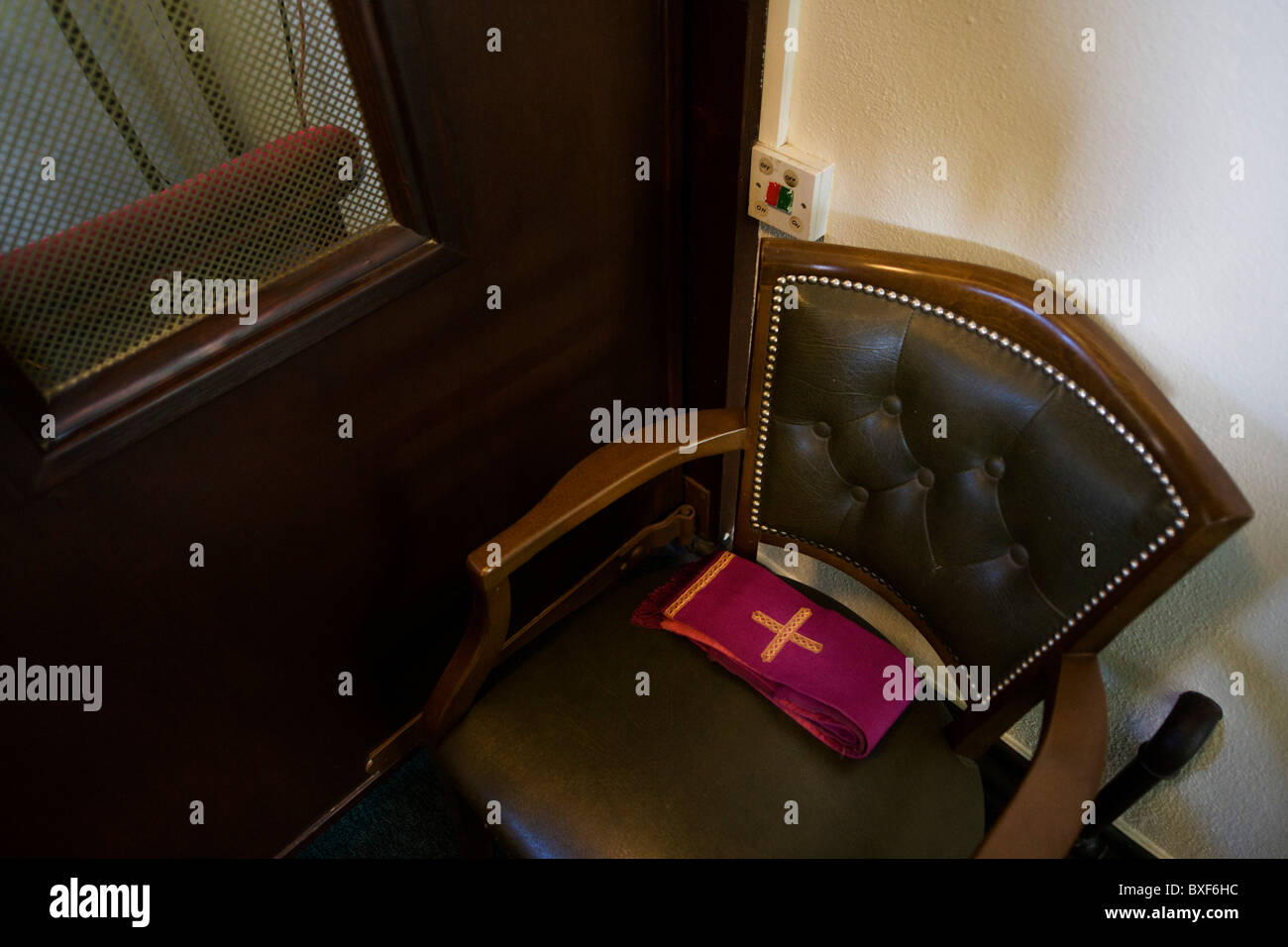 Ein Priester-Stola auf seinem Sitz vor dem Beichtstuhl am St.-Laurentius Kirche in Feltham, London. Stockfoto