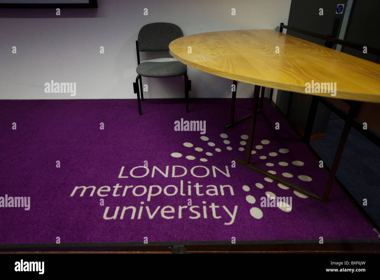 Logo auf Vortrag Lagerfeuer Teppich der London Metropolitan University Holloway Road. Stockfoto