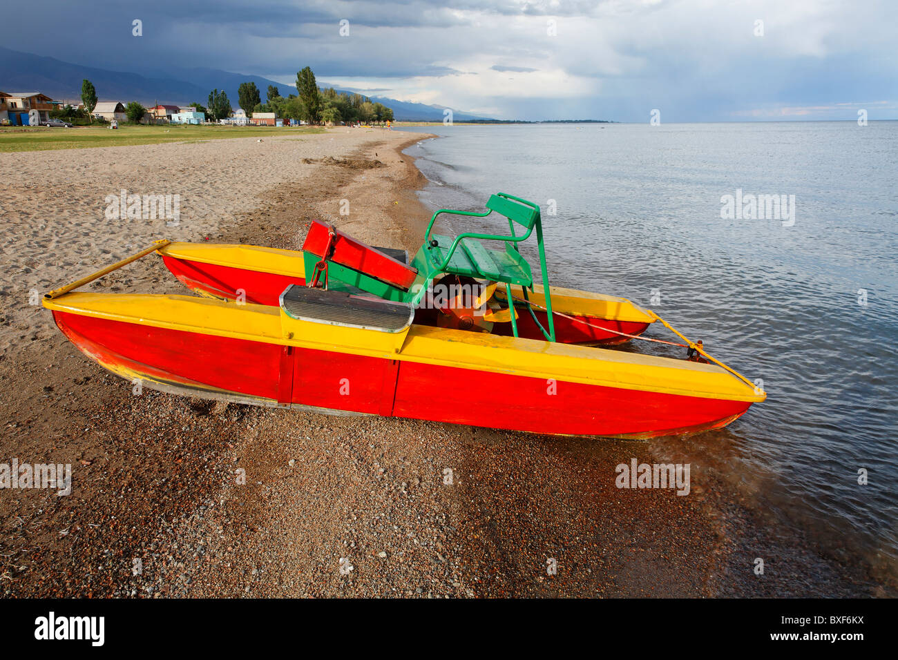 Kirgisistan - Tamchy - Tretboot auf dem Ufer von See Issyk-Kul Stockfoto