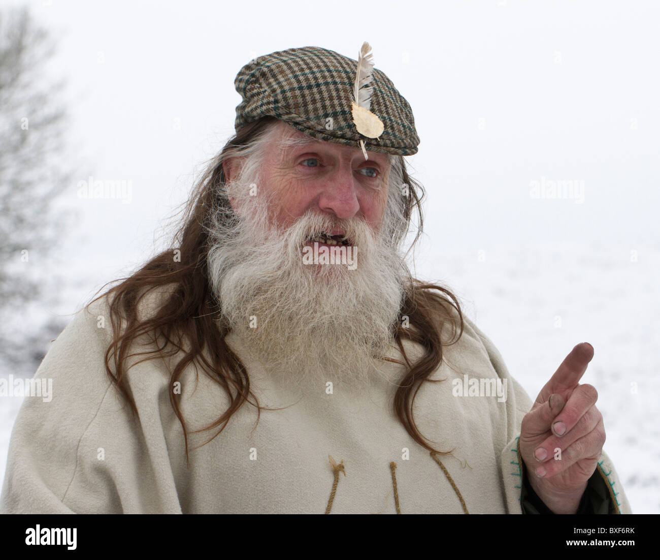 Bogen-Druide von Avebury und Halter von den Steinen Terry Dobney Feier der Wintersonnenwende im Schnee in Avebury, Wiltshire Stockfoto