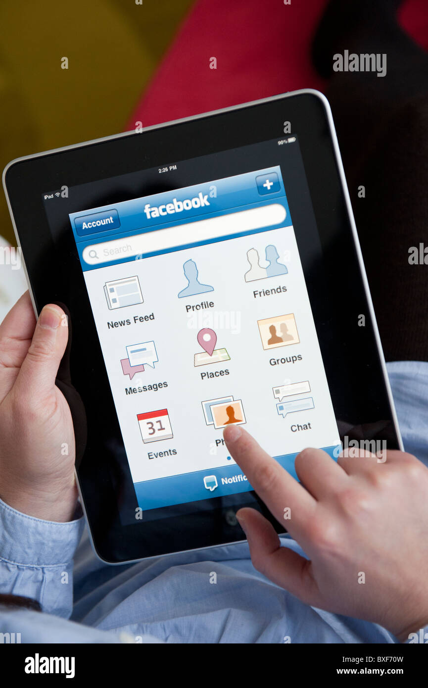 Frau mit social-networking-Site Facebook auf einem iPad Tablet-computer Stockfoto
