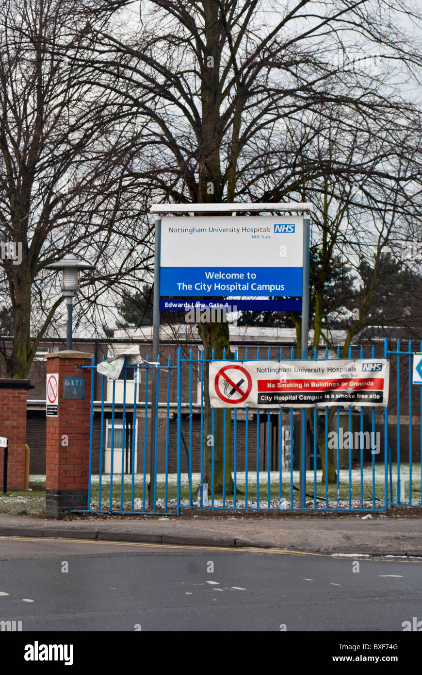 Die Begrüßung an Bord vor einer der Eingänge Edwards Lane Nottingham City Hospital, Nottinghamshire, England, UK. Stockfoto