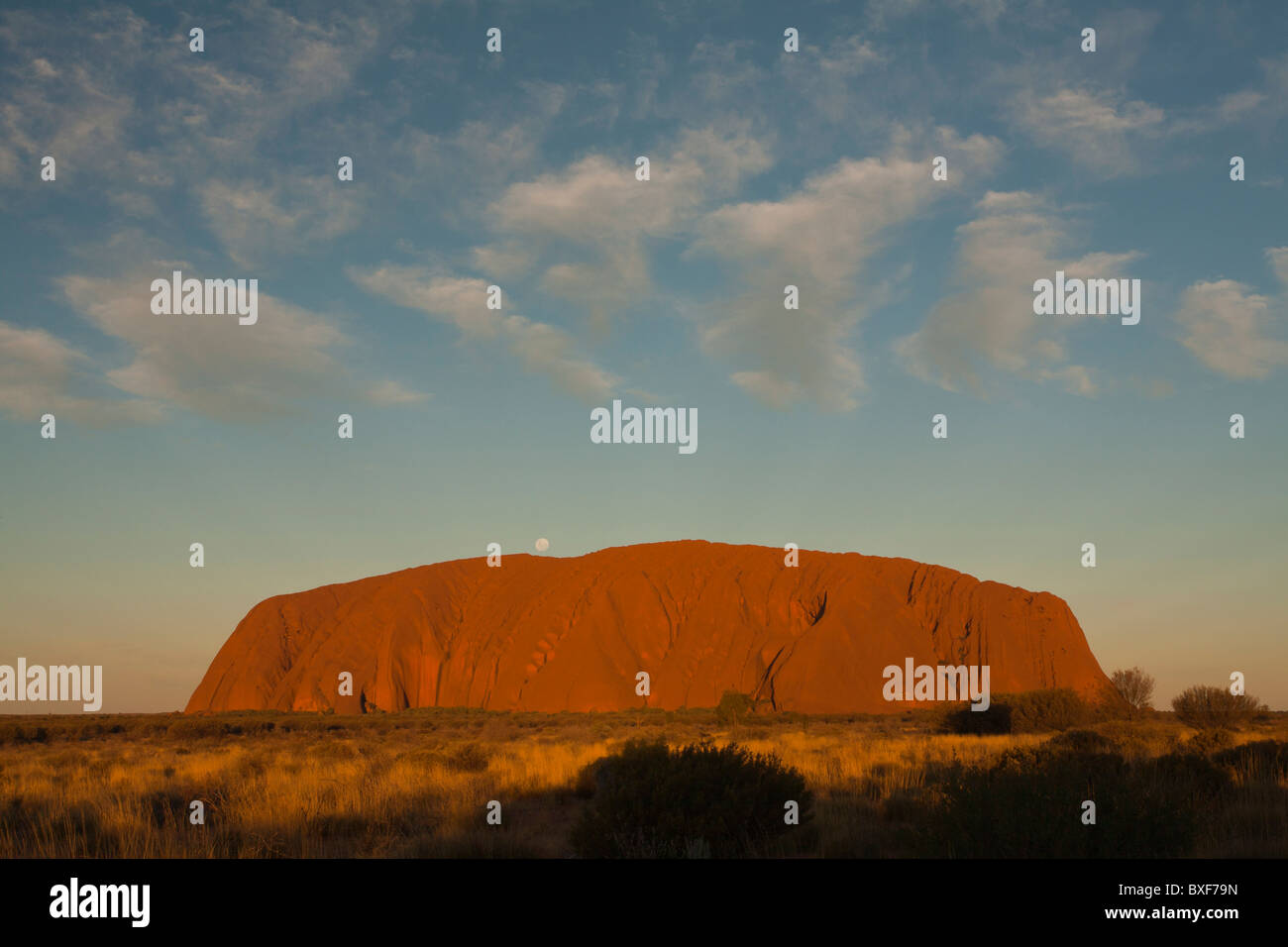 Sonnenuntergang mit den Mondaufgang über Uluru (Ayers Rock), Northern Territory, Yulara, Uluru-Kata Tjuta National Park Stockfoto