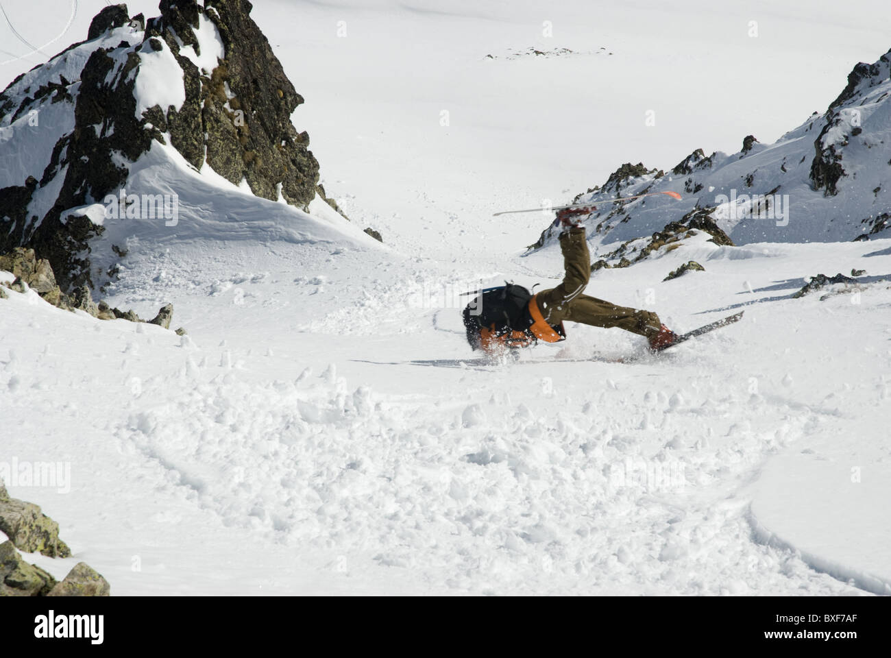 Eine männliche Freeskier fallen in einem steilen Couloir in der Nähe von La Grave, Frankreich Stockfoto