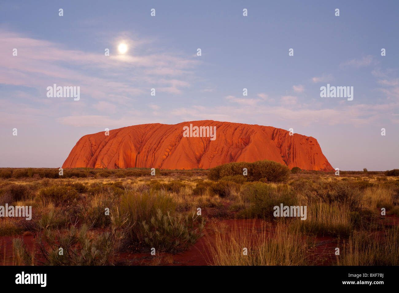 Dämmerung mit dem Vollmond steigt über Uluru (Ayers Rock), Uluru-Kata Tjuta National Park, Yulara, Northern Territory Stockfoto