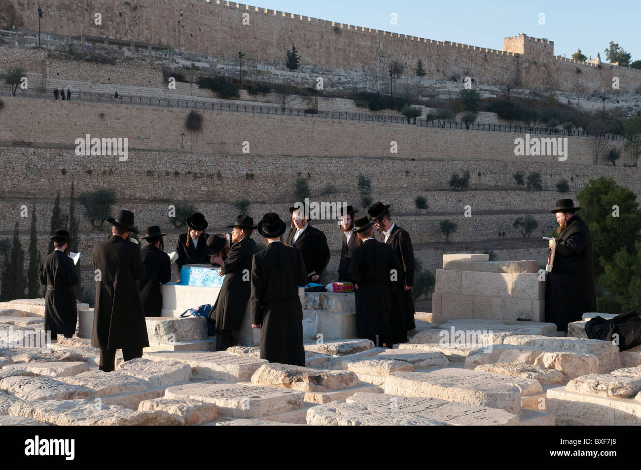 Gruppe von orthodoxen Juden beten um ein Grab am Ölberg Stockfoto