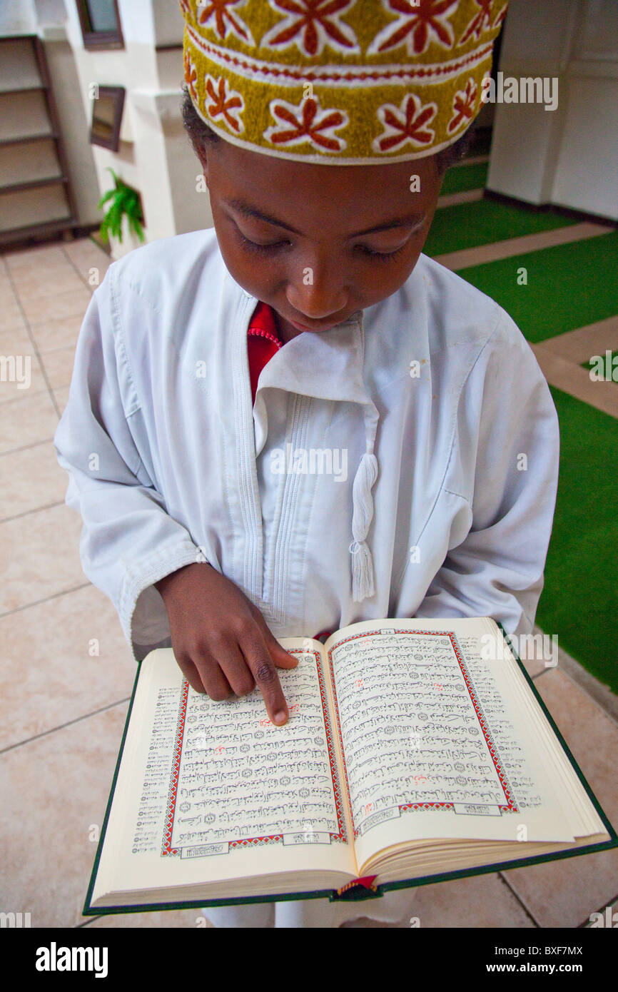 Junge liest die Koran,(1570)-Mandhry-Moschee, alte Stadt Mombasa, Kenia Stockfoto