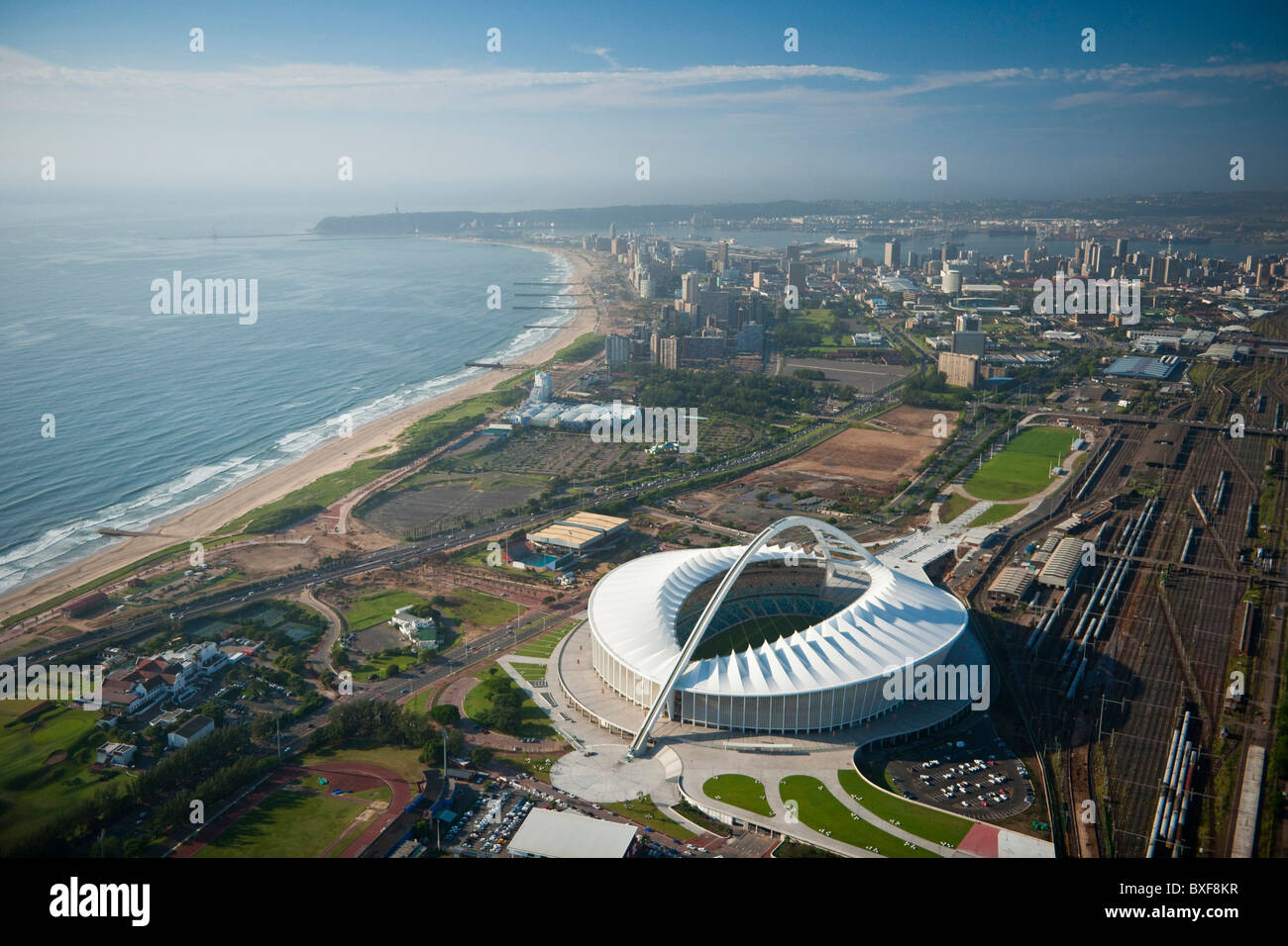 Luftaufnahme von Durban zeigt das Moses Mabhida Stadium und Stadt im Hintergrund. KwaZulu Natal. Südafrika. Stockfoto