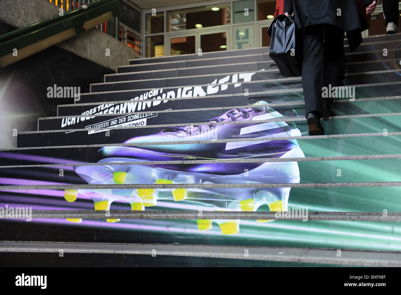 Werbung auf Schritte Potsdamer Platz Berlin Deutschland Deutschland Europa Stockfoto