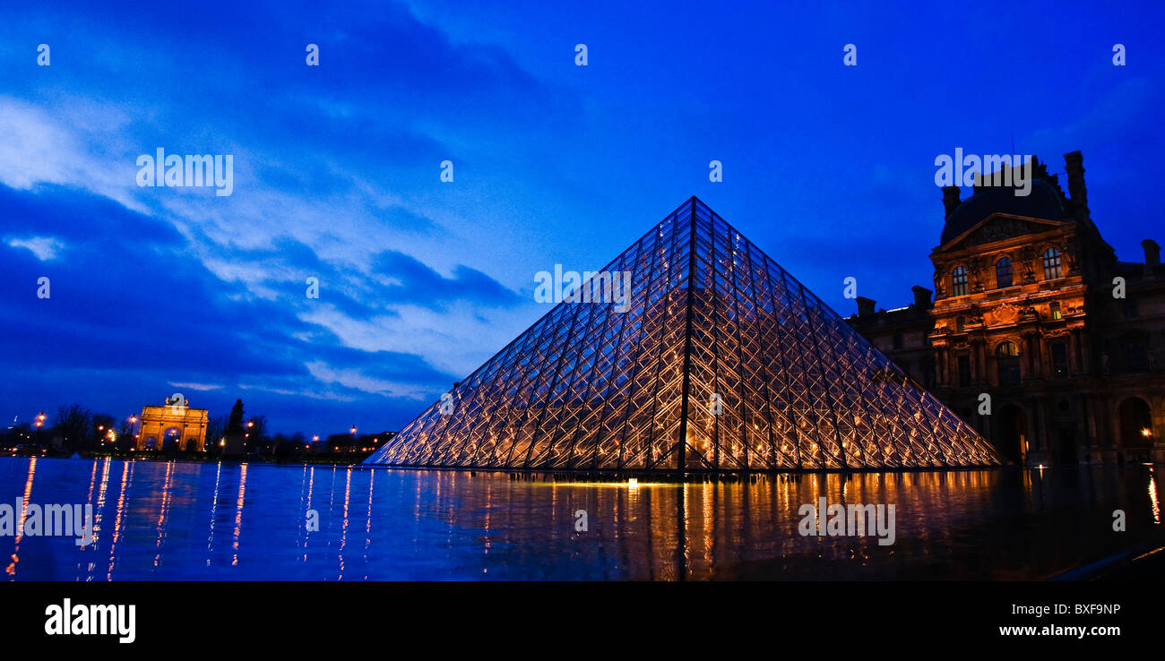 Der Louvre Kunstgalerie oder Musee du Louvre zeigt die Pyramide des Louvre mit dem Arc de Triomphe du Carrousel im Hintergrund Stockfoto