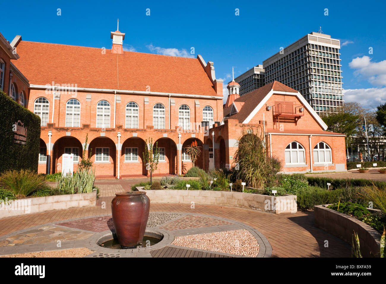 Das Msunduzi Museum (Voortrekker) mit Natalia Regierungsgebäude im Hintergrund. Pietermaritzburg, Südafrika. Stockfoto
