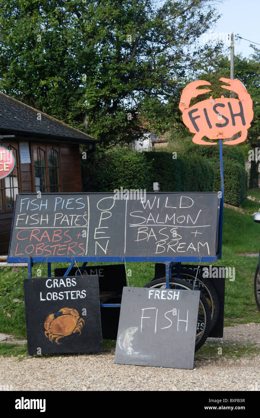 Anzeichen von einem am Straßenrand Fisch stand an der Küste von North Norfolk, England Stockfoto