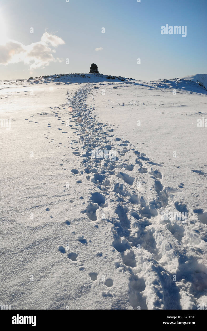 Fußspuren im schnee auf dem weg -Fotos und -Bildmaterial in hoher ...