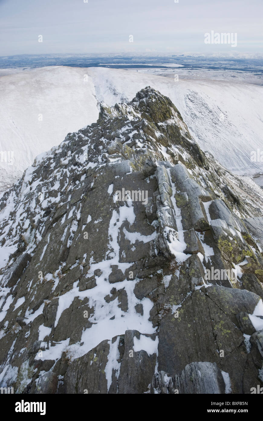 Scharfe Kante im Winter, den berüchtigten und gefährlichen steilen Grat im Vorfeld Blencathra, Lake District, Cumbria Stockfoto