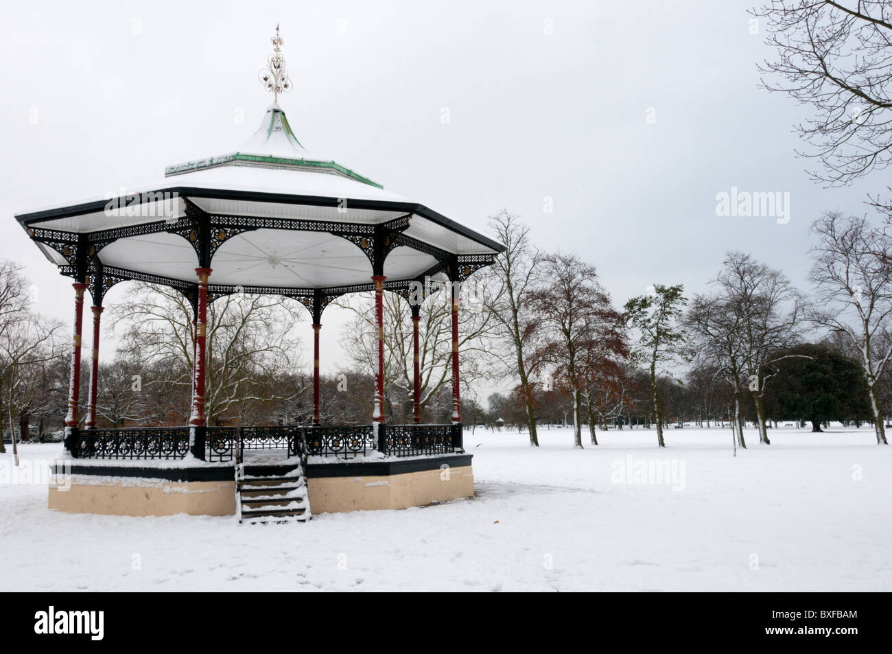 Ein Musikpavillon im Greenwich Park mit Schnee bedeckt. Stockfoto