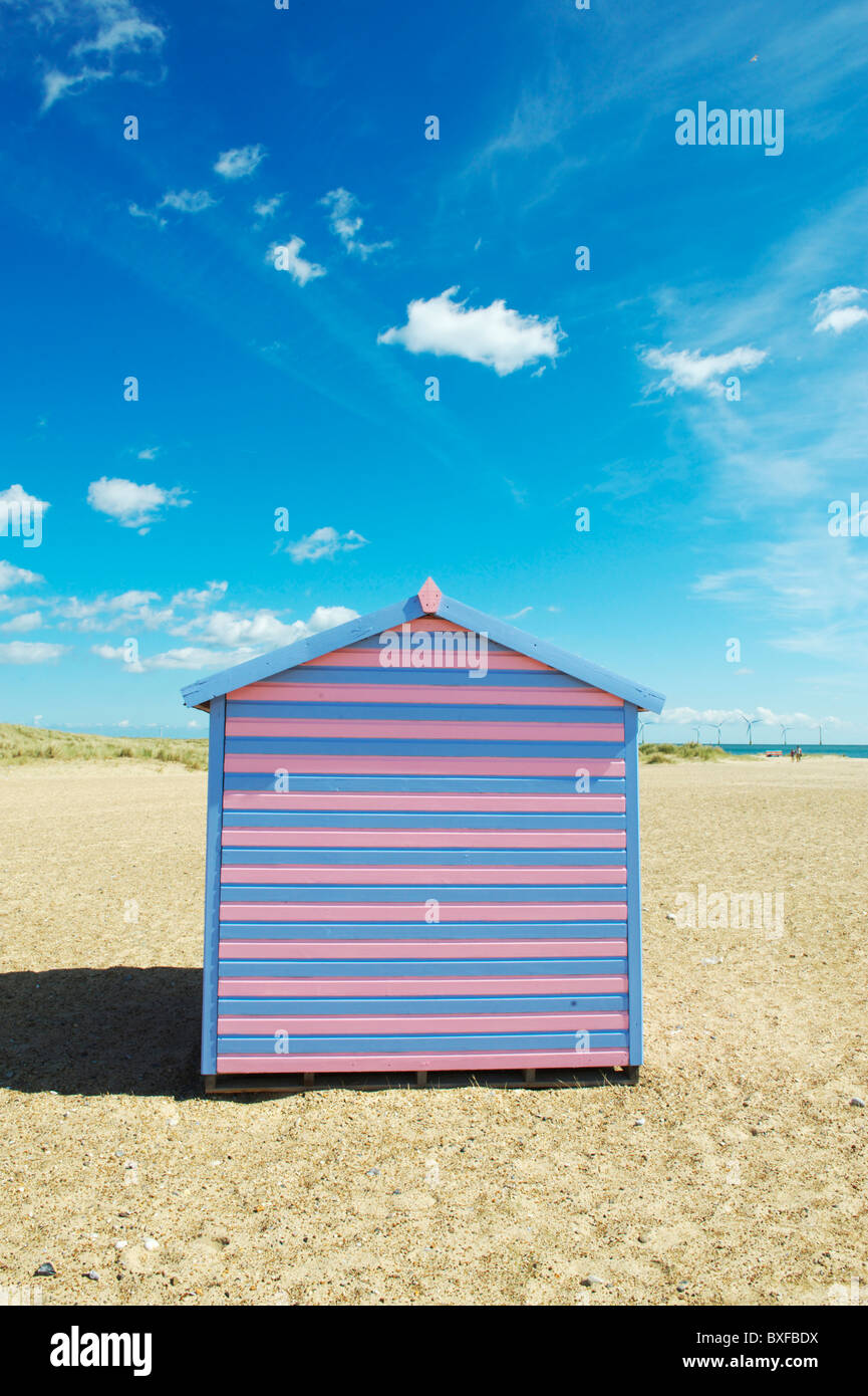 einzelne bunte Strandhütte in great Yarmouth an einem hellen Sommertag am Strand Stockfoto