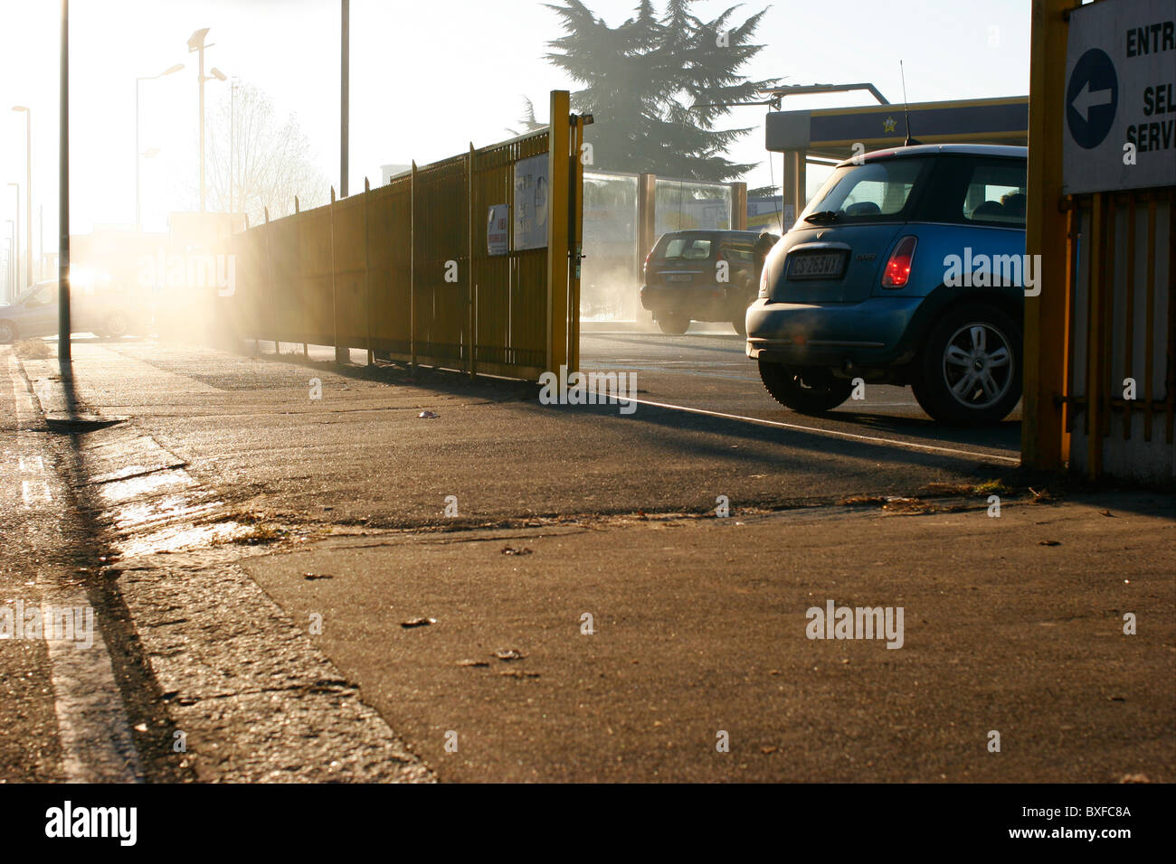 Auto-Waschanlagen in Italien an einem Sonntagmorgen Stockfoto