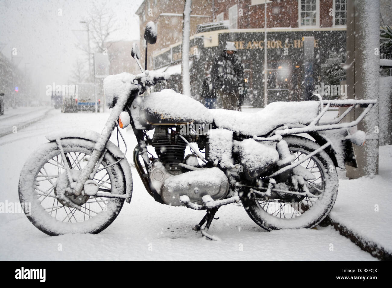 ROYAL ENFIELD MOTORRAD BEDECKT MIT NEUSCHNEE, LONDON, ENGLAND, GROßBRITANNIEN, UK Stockfoto