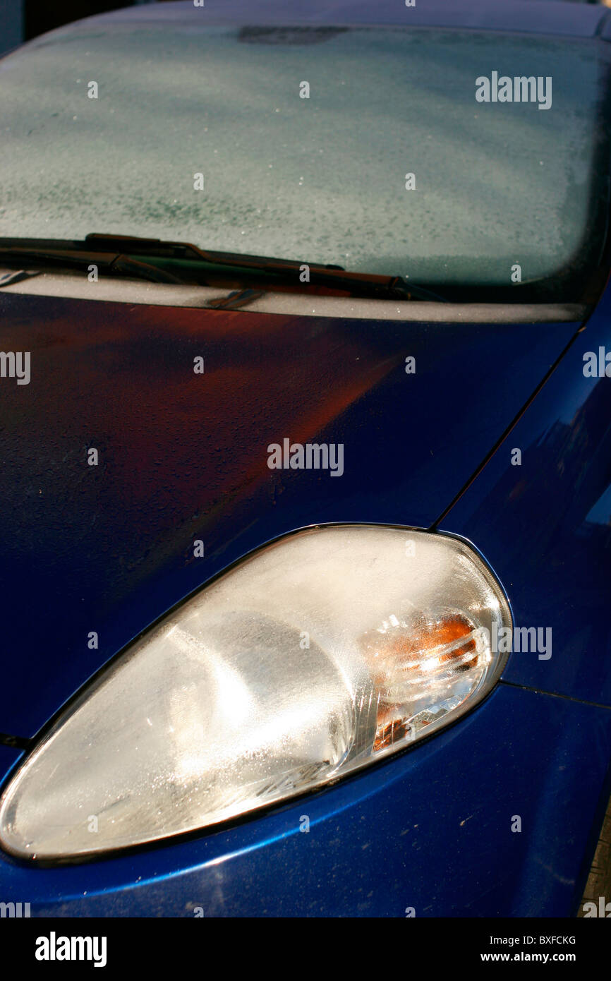 Fiat Punto nach einer kalten Nacht im Herbst Stockfoto