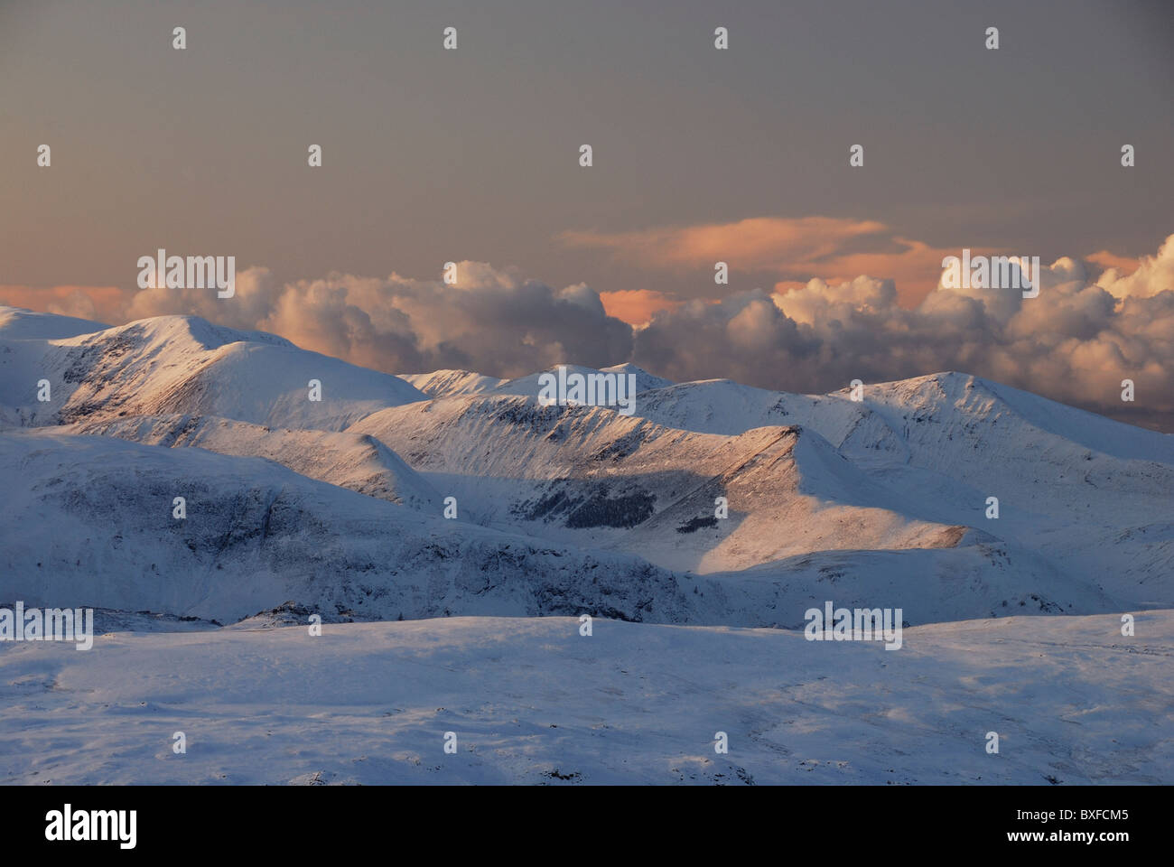 Derwent Fells in der Dämmerung im Winter im englischen Lake District Stockfoto