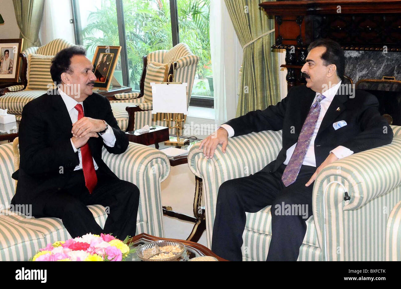 Herr Ministerpräsident, Syed Yousuf Raza Gilani in Treffen mit Bundesministerin für Interieur, A.Rehman Malik im PM House in Islamabad Stockfoto