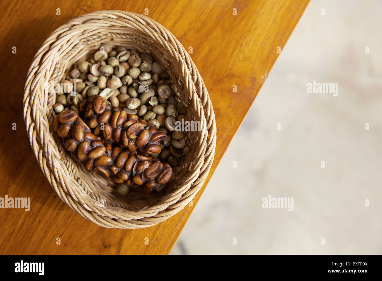 Civet Kaffee oder Kaffee/Kopi Luwak (Indonesisch) braune Bohnen vor dem Braten, weißer Bohnen danach. Stockfoto