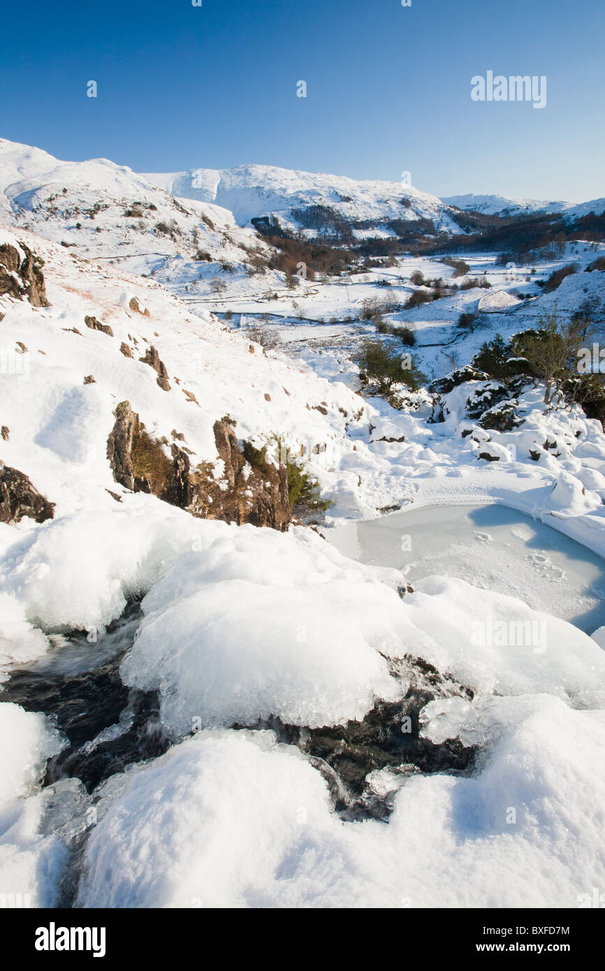 Saure Milch Ghyll in Easedale, Grasmere, Lake District, Großbritannien, eingefroren in einem Kälteeinbruch, Dezember 2010. Stockfoto