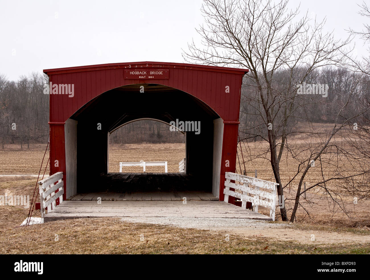 Immer noch ziehen die wenigen restlichen gedeckten Brücken von Madison County, Iowa Touristen. Hier fotografiert ein Tourist der Hogback Brücke Stockfoto