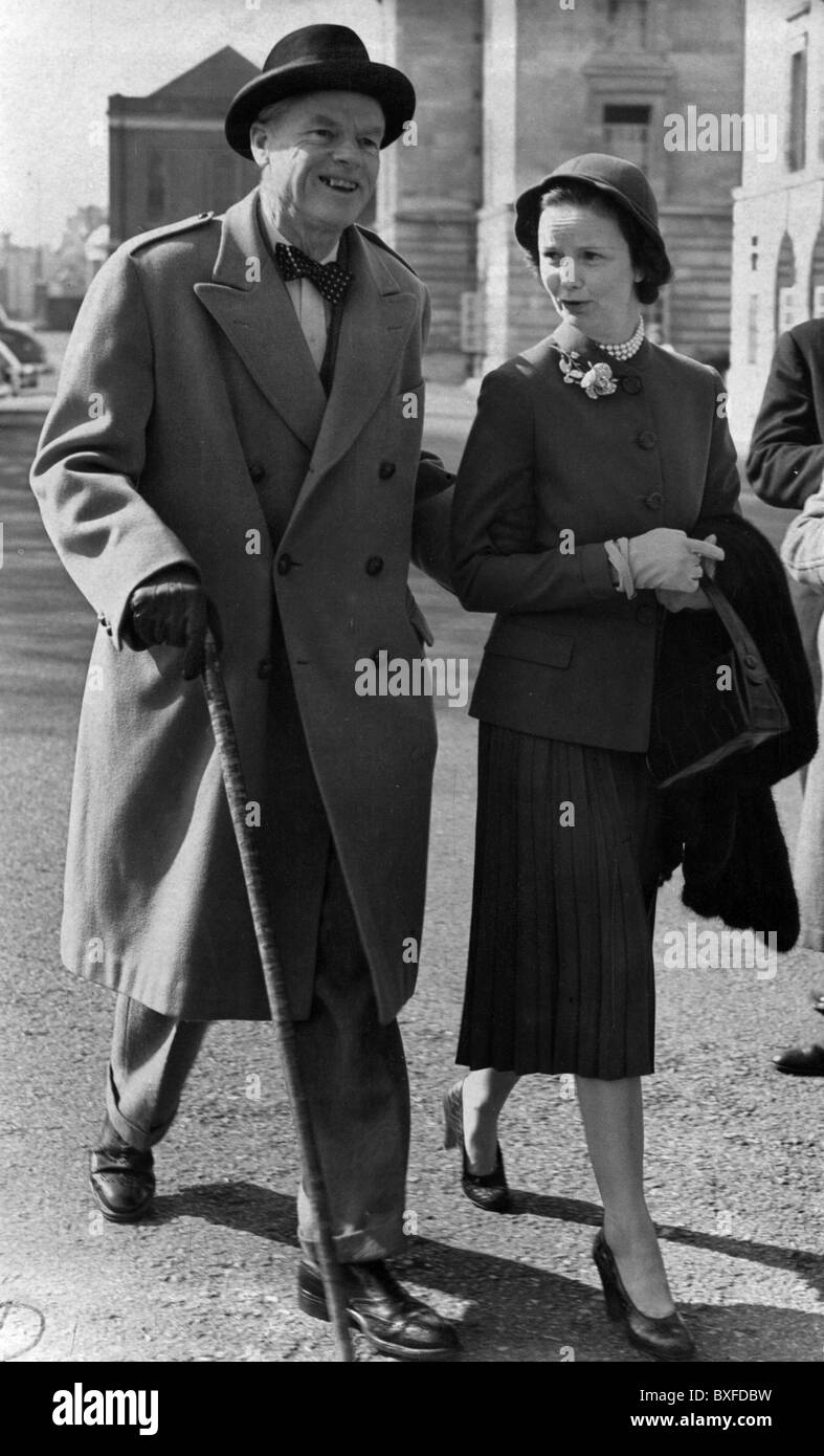 Sutherland-Leveson-Gower, George, 5th Duke of Sutherland, 29.8.1888 - 1.2.1963, britischer Politiker (Cons.), volle Länge, mit Frau Aileen, vor Gericht angekommen, Kingston, London, 23.4.1952, Stockfoto