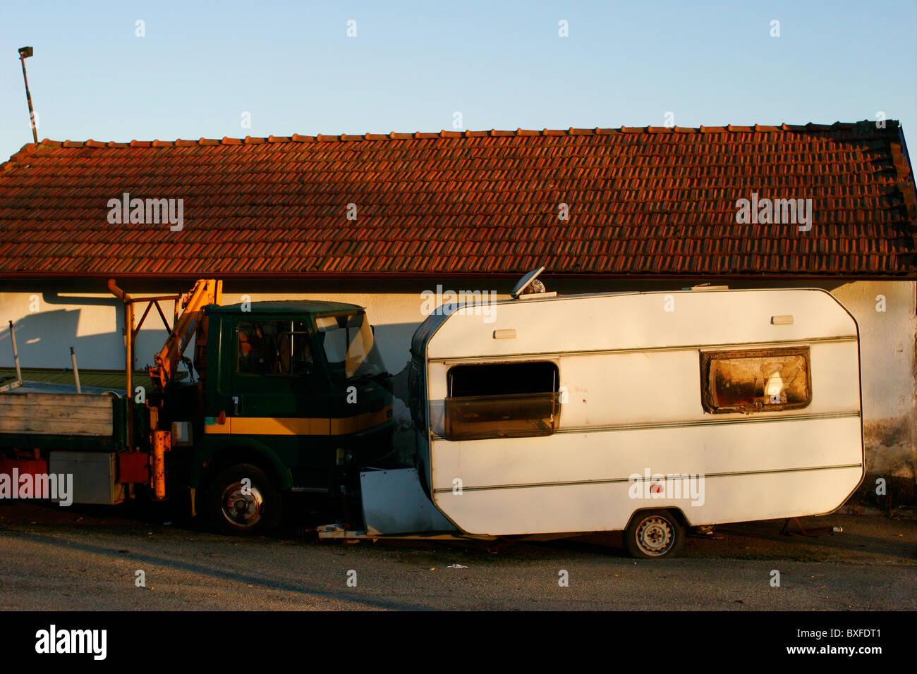 Verlassenes Fahrzeug in einer garage Stockfoto