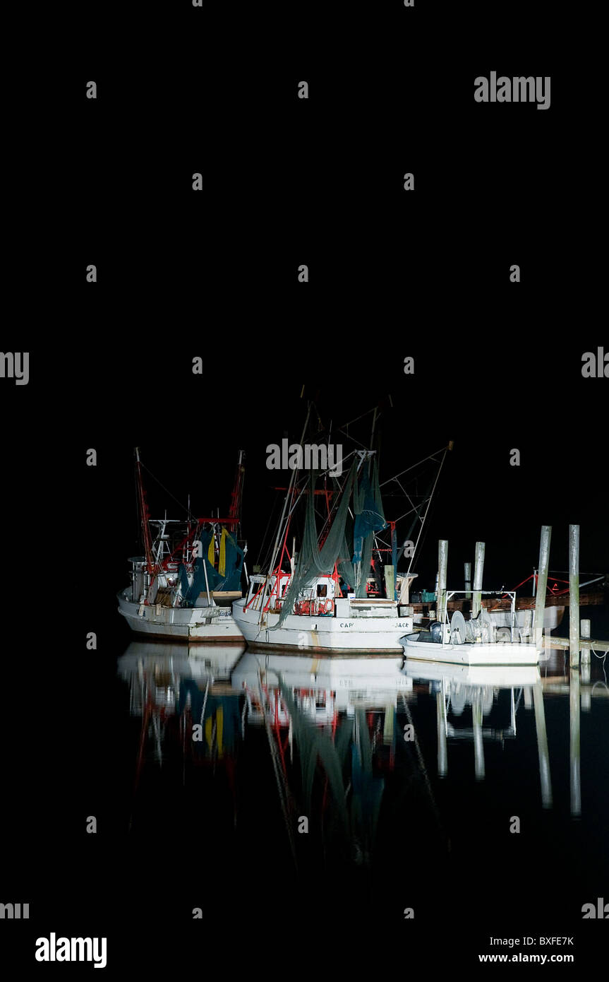 Kommerzielle Krabbenkutter im Hafen angedockt mit Licht reflektierenden in ruhigem Wasser. Swansboro, North Carolina USA Stockfoto