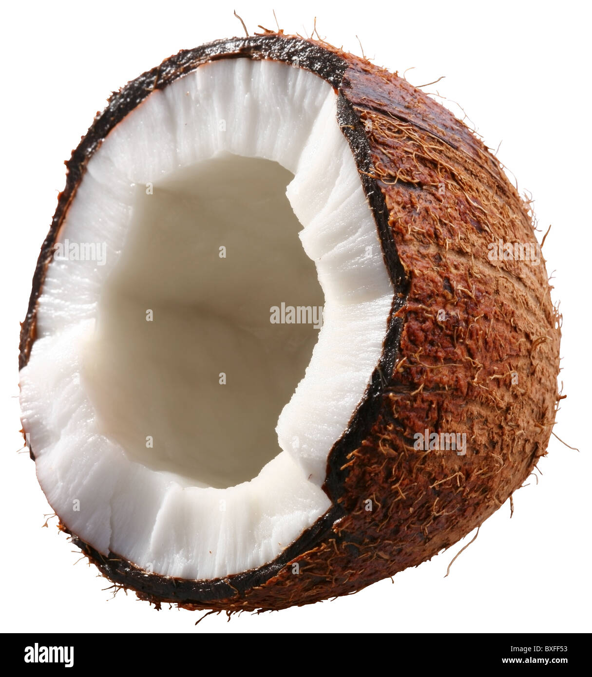 Die Hälfte der Kokosnuss ist isoliert auf einem weißen Hintergrund. Datei enthält eine Beschneidungspfade. Stockfoto