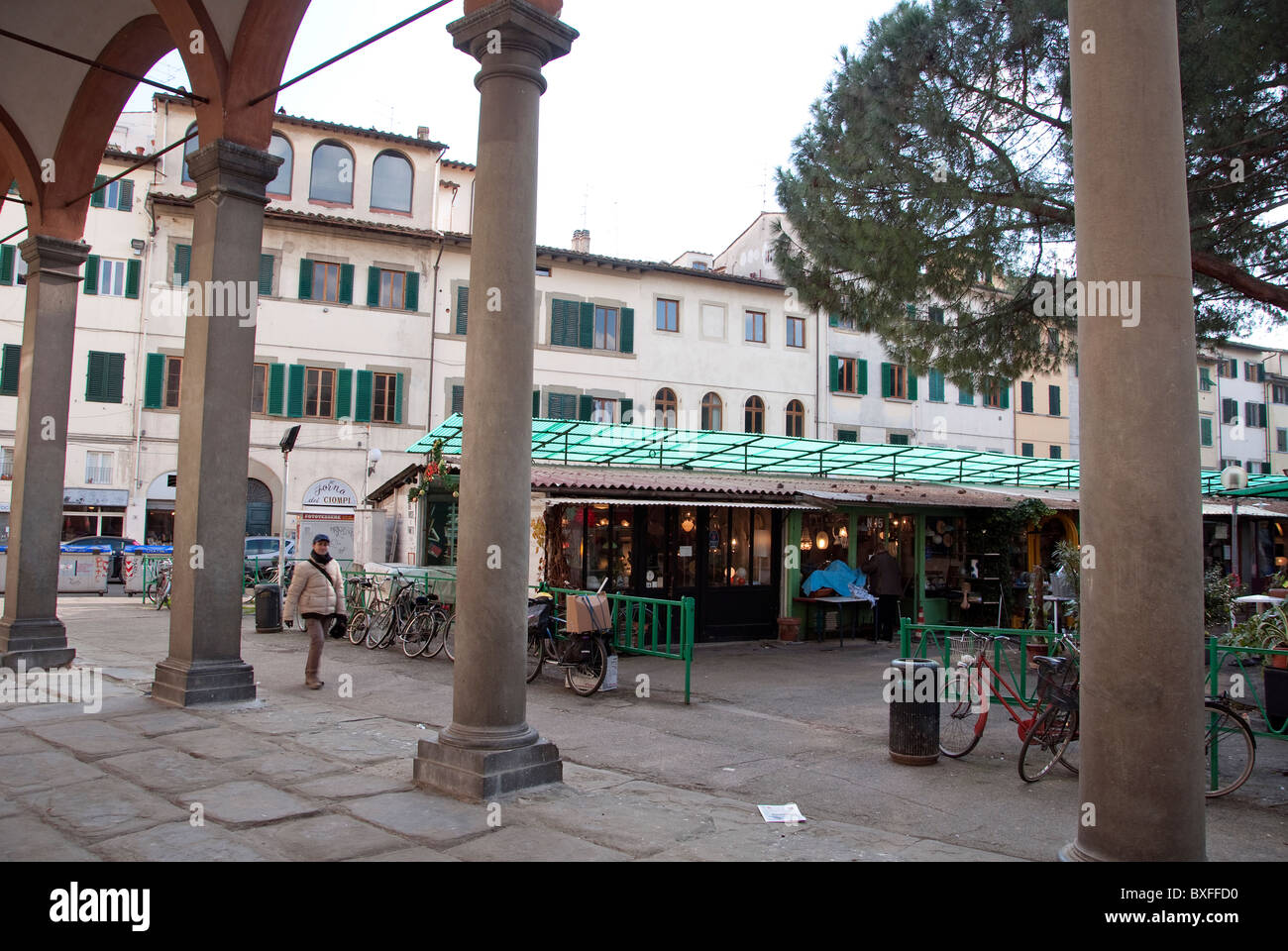 Piazza dei Ciompi Florenz: Es beherbergt die Loggia del Pesce von Giorgio Vasari und das Haus von Lorenzo Ghiberti gemacht. Stockfoto