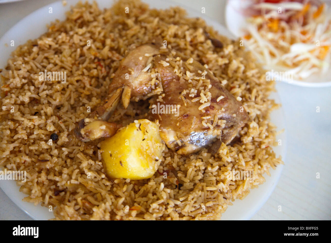 Huhn und Reis in einem lokalen Restaurant, Mombasa, Kenia Stockfoto