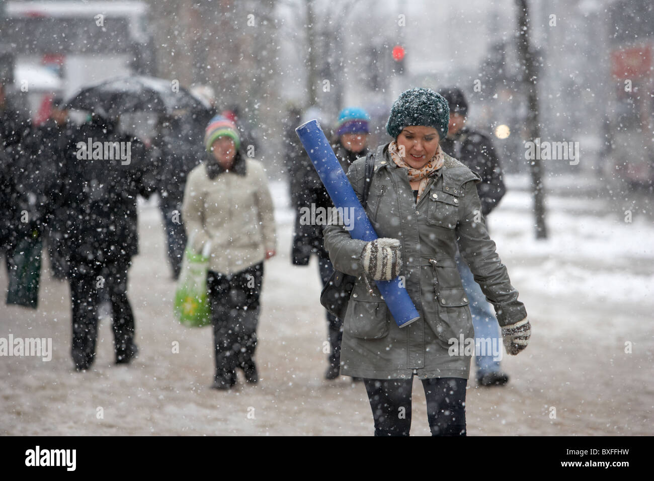 Frau, Weihnachts-shopping an einem kalten verschneiten Winter Tag Belfast Nordirland Stockfoto