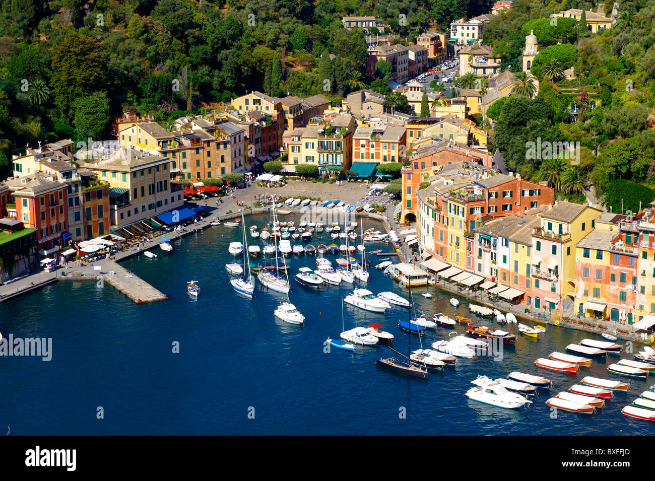 Landschaftlich schöner Blick auf Portofino Fischerdorf und seine traditionellen ligurischen Häuser, Ligurien, Italien Stockfoto