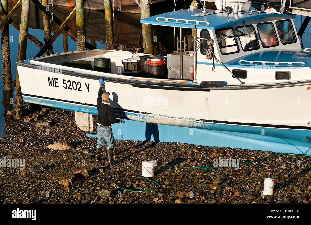 Fischer, die Aufrechterhaltung seines Bootes, Southwest Harbor, Maine, ME, USA Stockfoto