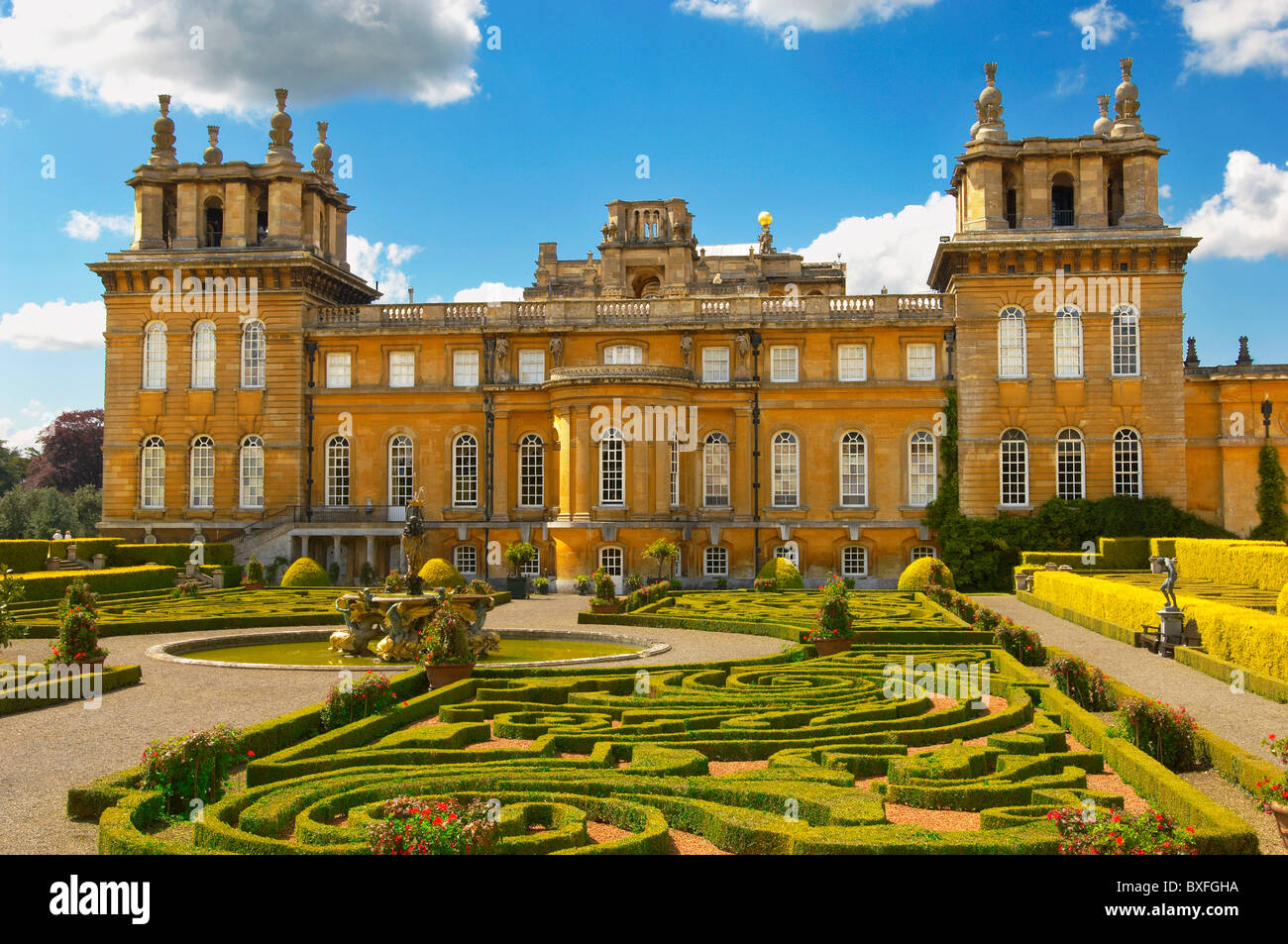 Blenheim Palace Italienischer Garten mit geometrischen Heckenentwürfen - England Stockfoto