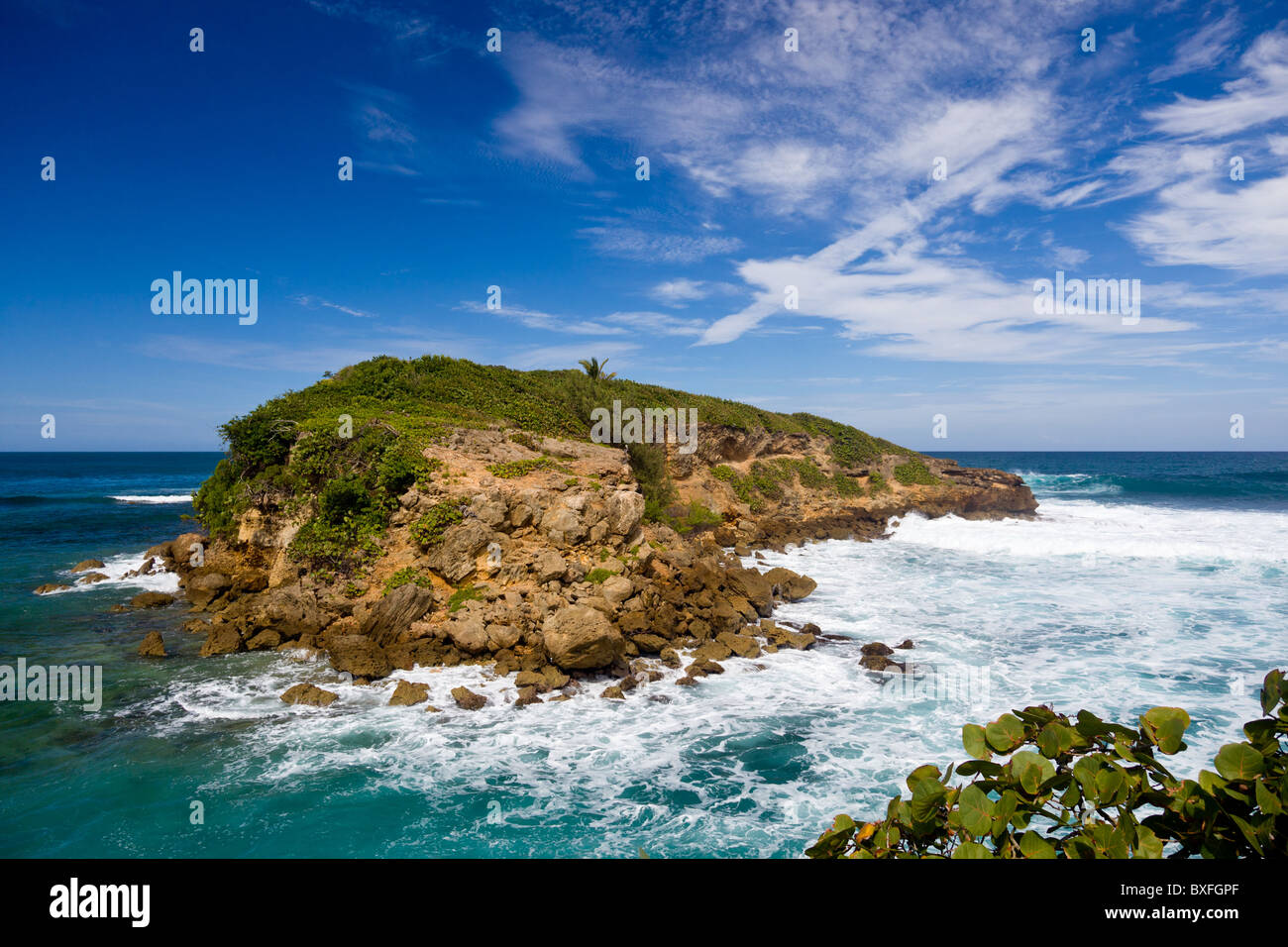 Felsige Insel in Surf vor Nord Ost Küste von Puerto Rico Stockfoto