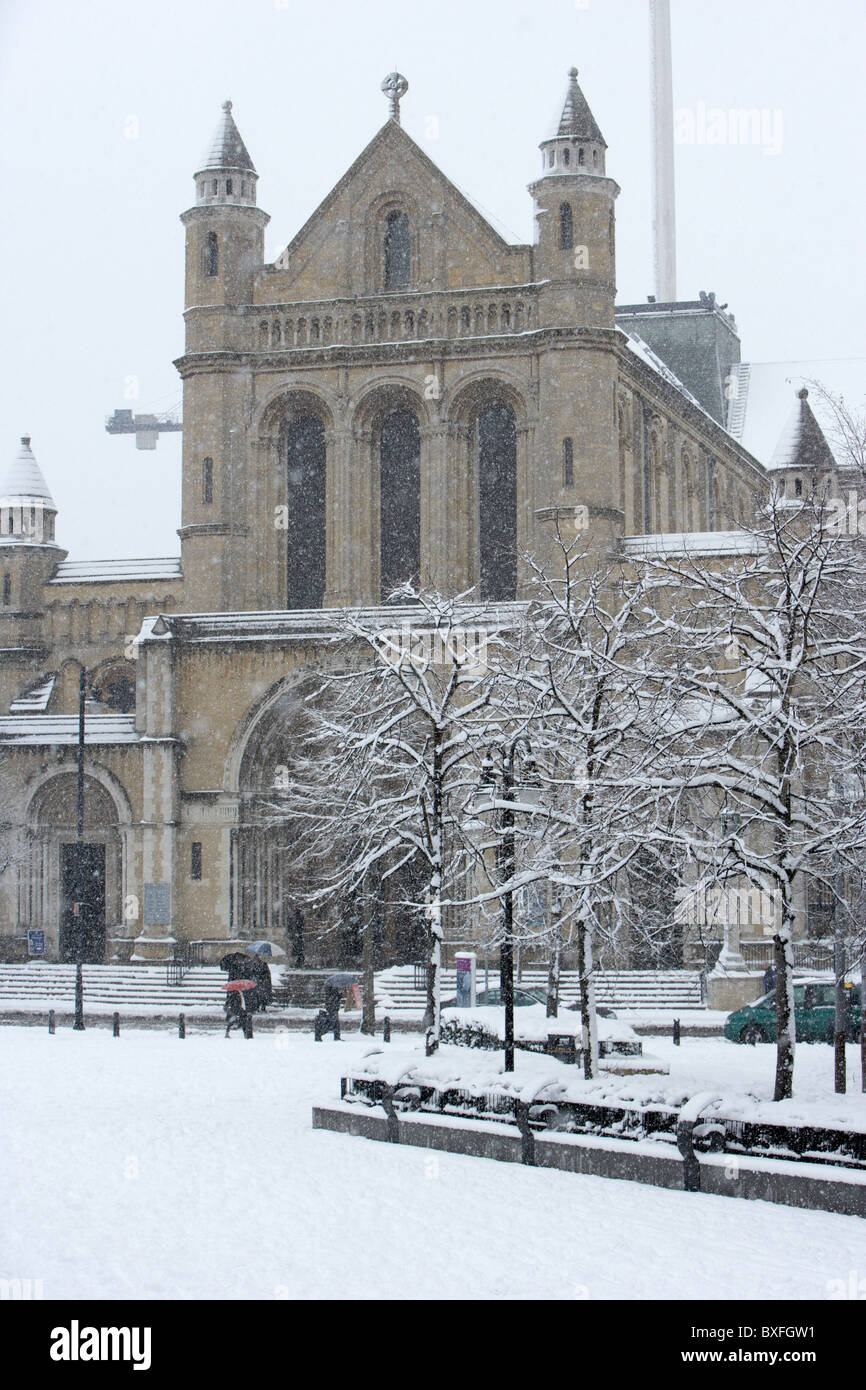 St Annes Belfast Cathedral an einem kalten verschneiten Winter Tag Belfast Nordirland Stockfoto