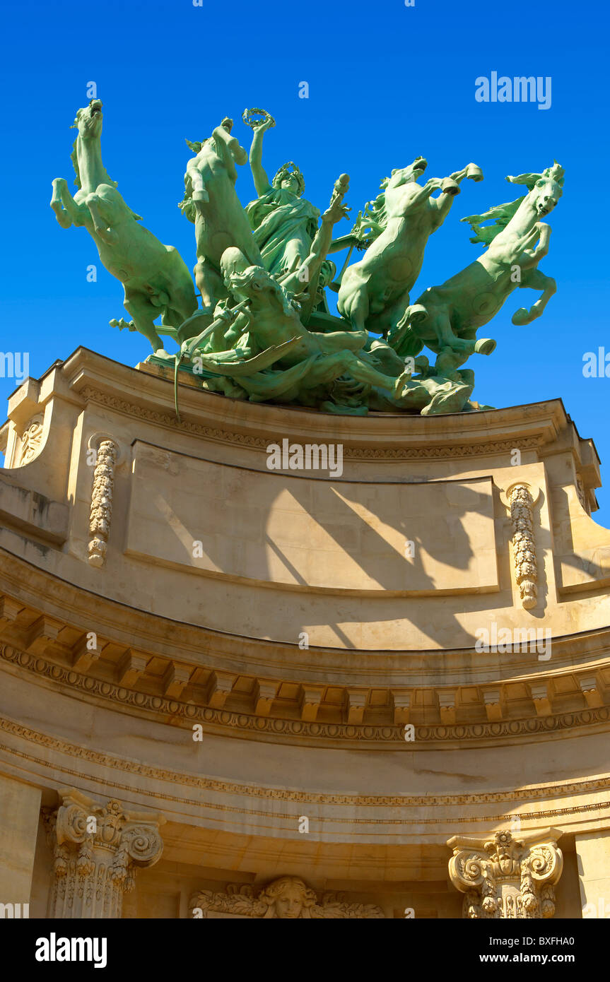Paris. NEF du Grand Palais. Statuen auf dem Dach. Stockfoto