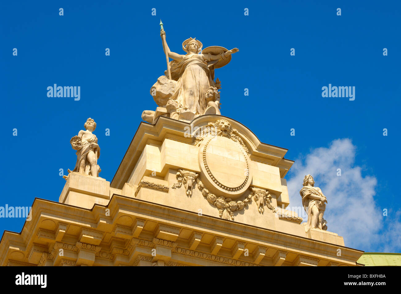 Paris. NEF du Grand Palais. Statuen auf dem Dach. Stockfoto