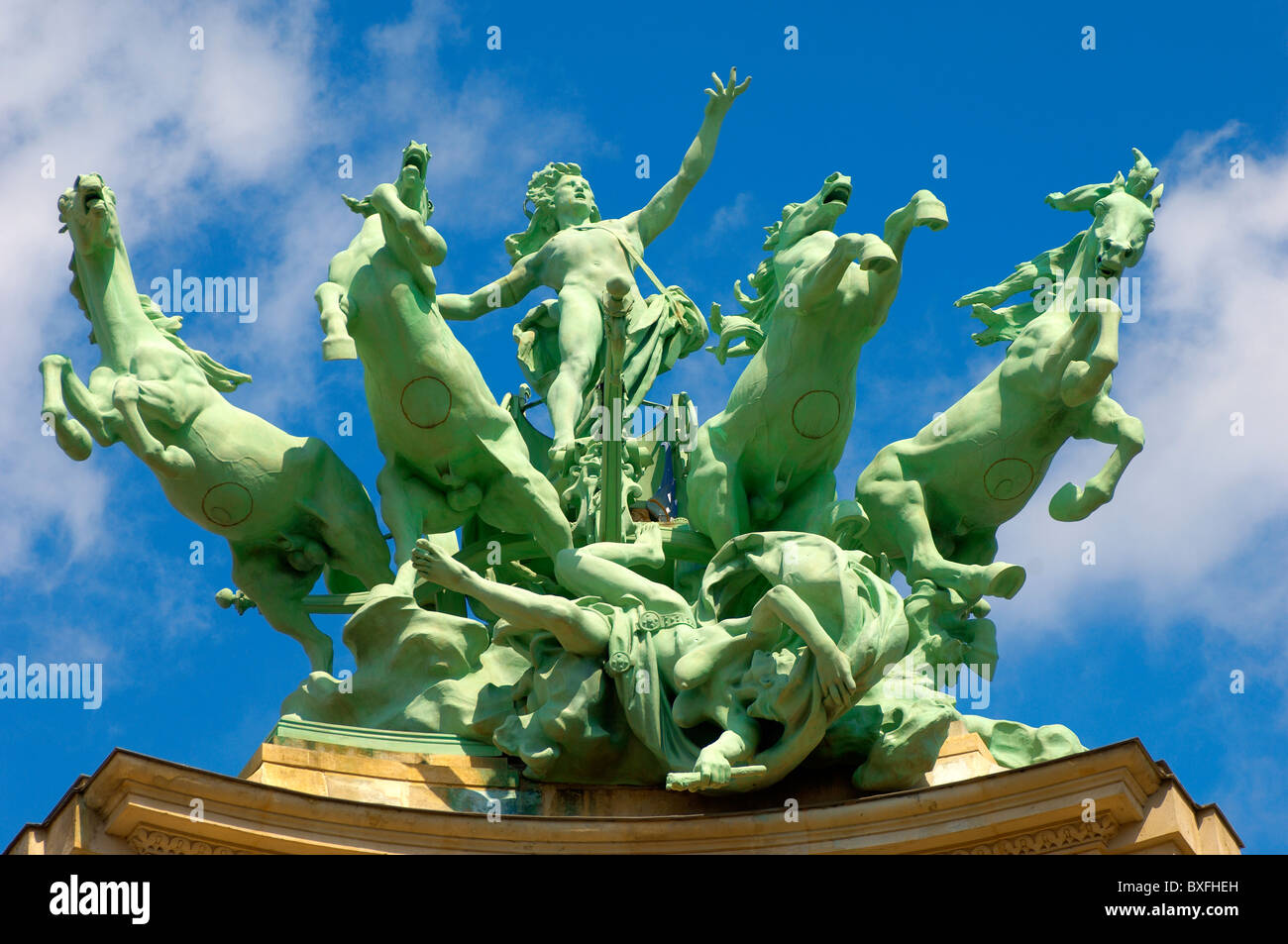 Paris. NEF du Grand Palais. Statuen auf dem Dach. Stockfoto
