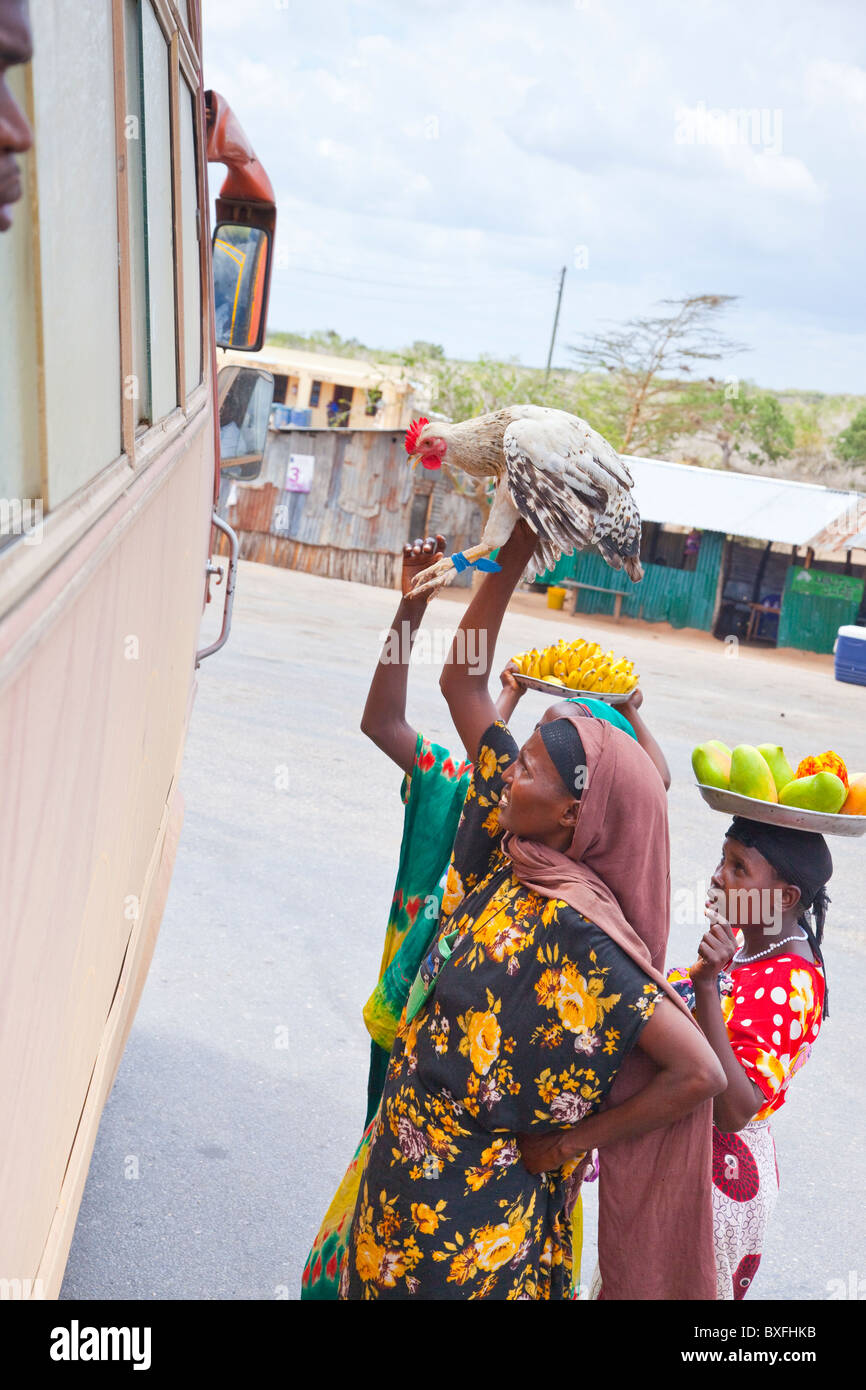 Frauen verkaufen Fahrgästen in einem Bus in Mombasa, Kenia Stockfoto