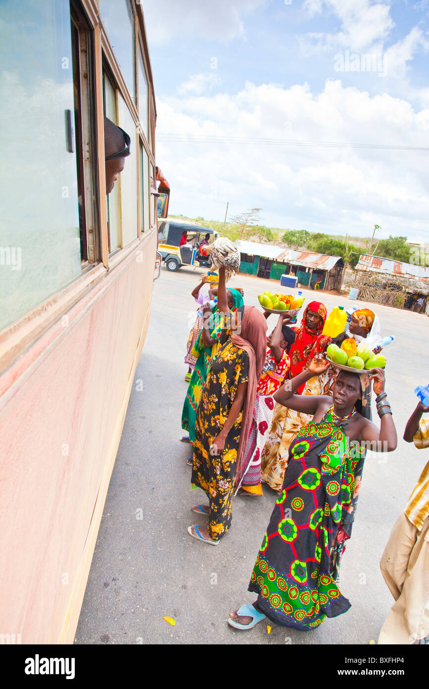 Frauen verkaufen Fahrgästen in einem Bus in Mombasa, Kenia Stockfoto